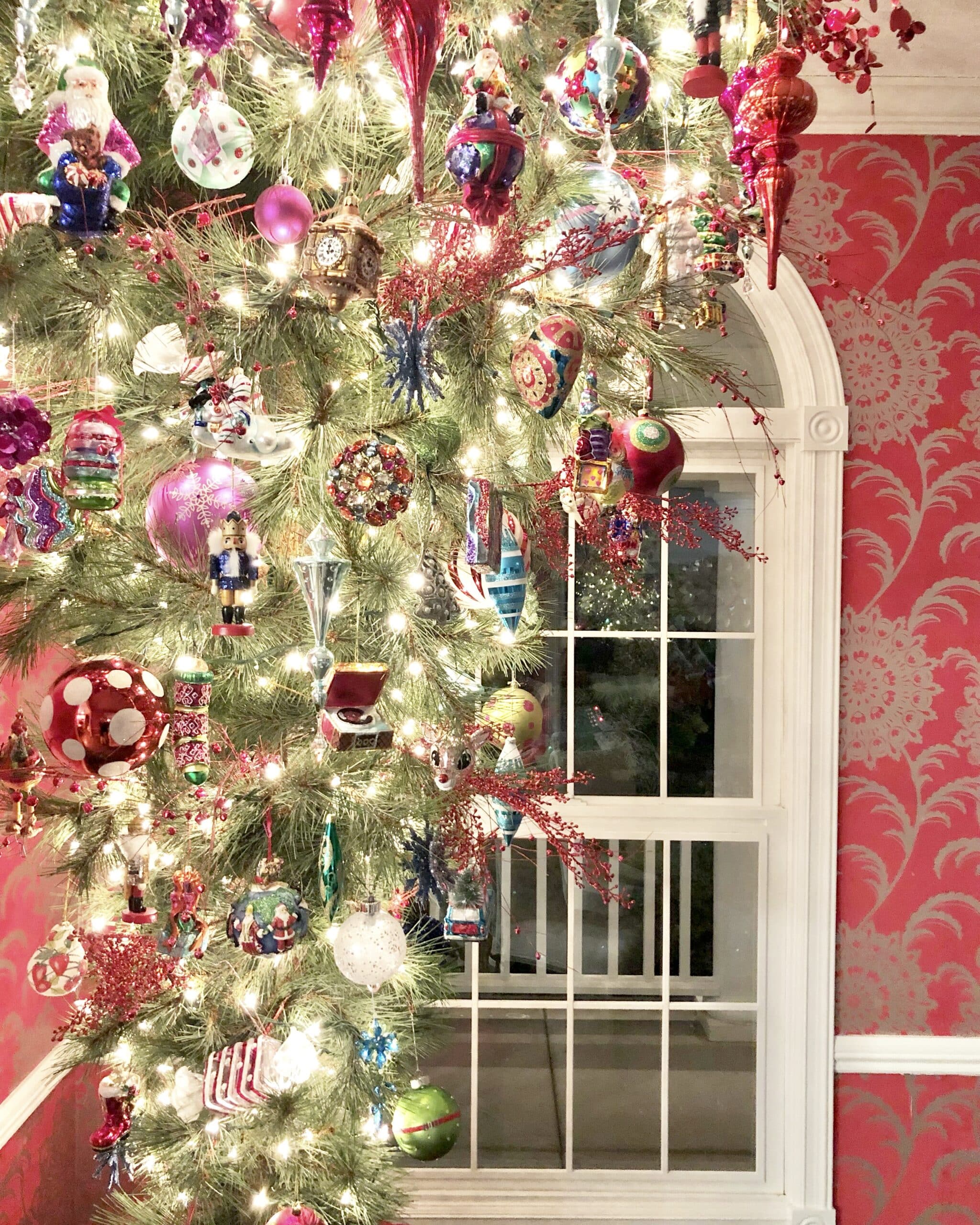 Festive Christmas Tree Decor with a Traditional and Nostalgic Twist