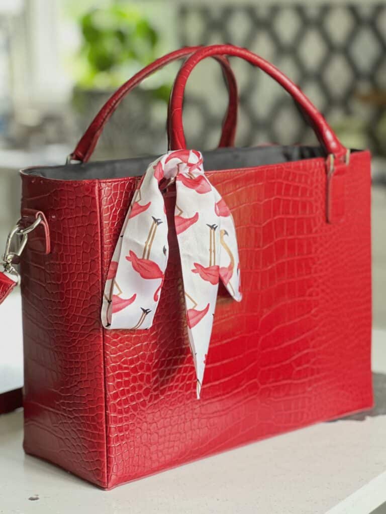 How to tie a beautiful bow on a bag with twilly .Accessorizing handbag  handles with twilly. 