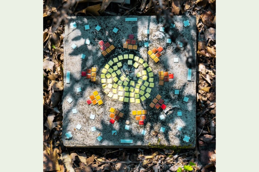 A diy mosaic stepping stone to bring color in the garden.