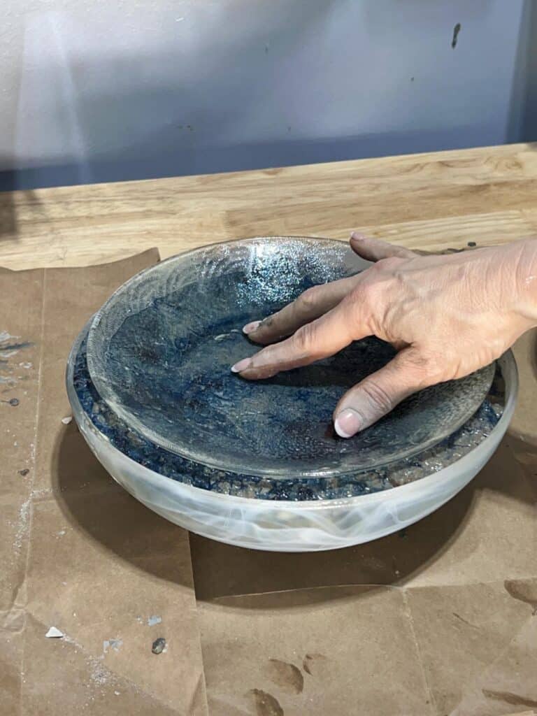 DIY concrete bowl: Pressing a deep plate into a bowl of wet concrete.