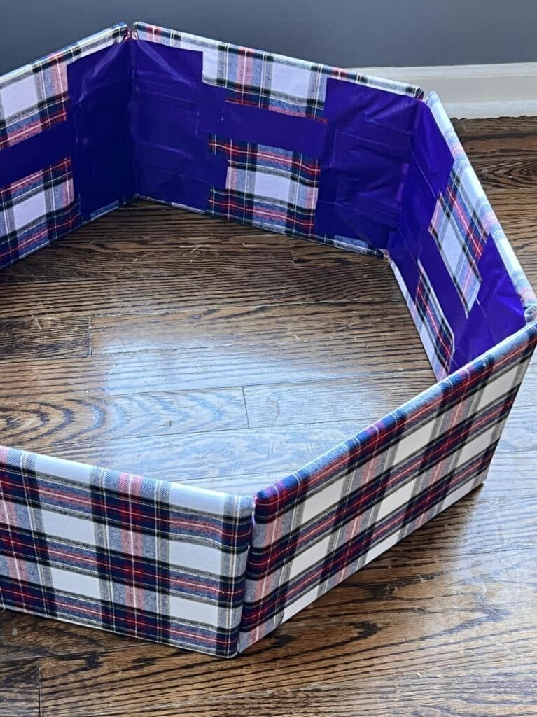 A DIY photo frame Christmas collar ideas using plaid fabric.